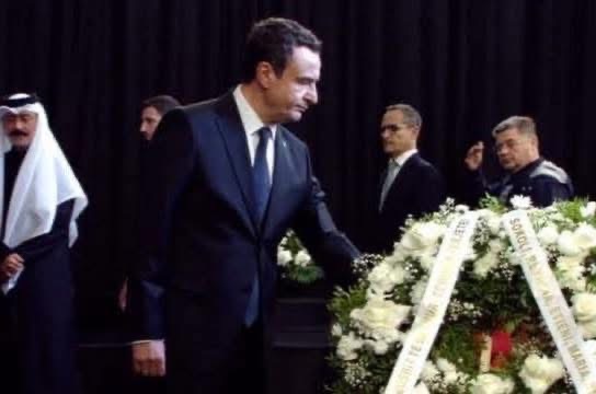 Albin Kurti nderon Fatos Nanon gjatë vizitës në Tiranë