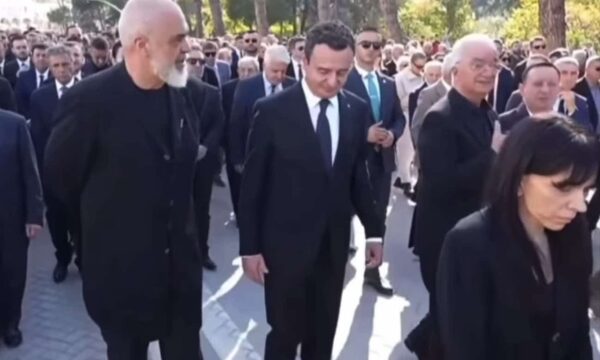 Kryeministri Kurti merr pjesë në homazhet për Fatos Nanon