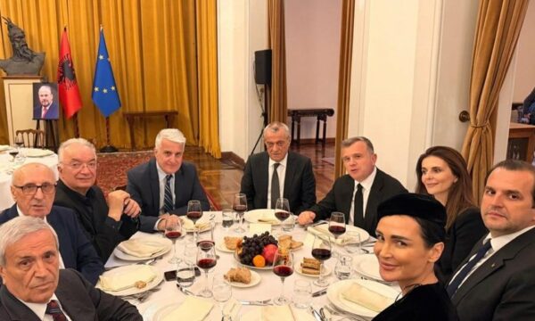 Personalitete të njohura marrin pjesë në drekën e lamtumirës për Fatos Nanon