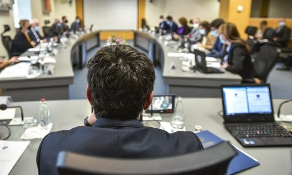 AVONET padit Qeverinë e përkohshme në gjykatë