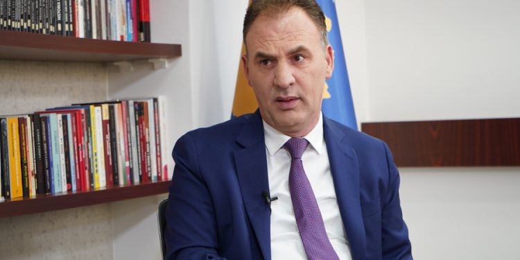 Limaj propozon bashkimin e partive kundër LVV-së