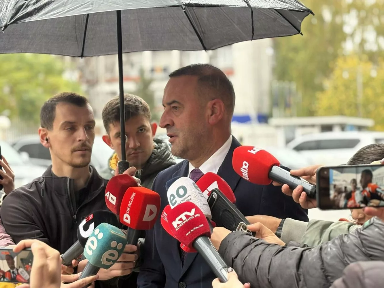 Daut Haradinaj kërkon listën e firmave të deputetëve për mandatarin