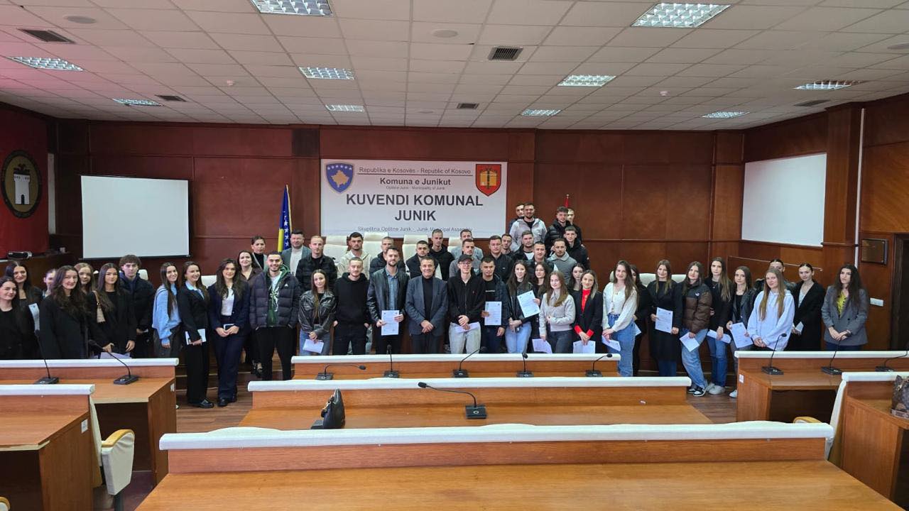 Kryetari i Junikut ndan 145 bursa për studentët e komunës