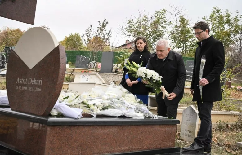 Sveçla përkujton Deharin: Kërkohet drejtësi e plotë