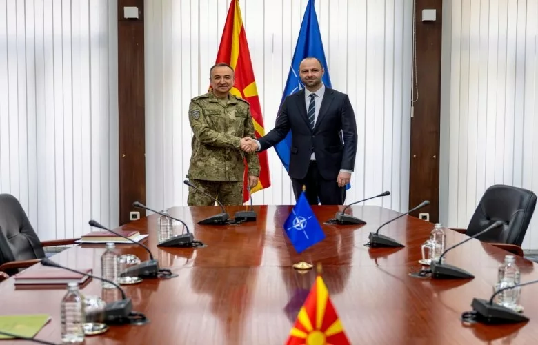 Komandanti i KFOR-it zhvillon takim me ministrin maqedonas