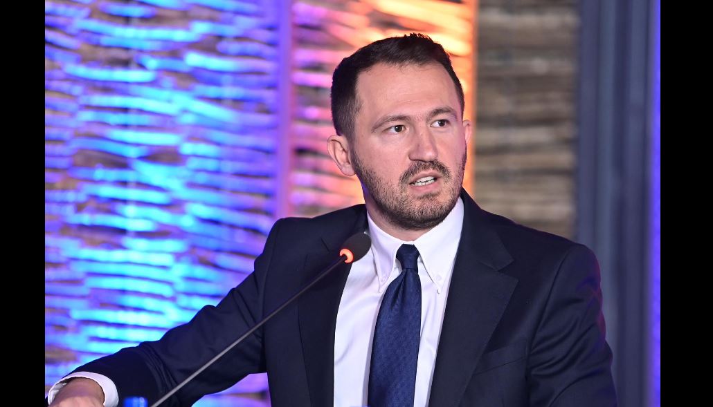 Qeveria ofron 100 euro për studentët para balotazhit