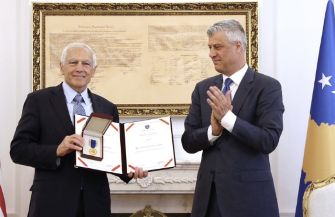 Wesley Clark dëshmon në mbrojtje të Thaçit në gjykatë