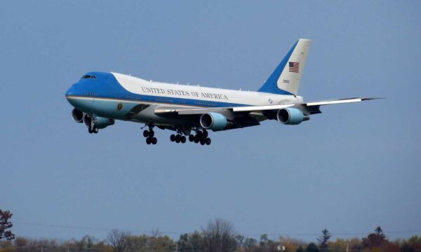 Pako e dyshimtë pranë avionit të Trump shkakton helmime