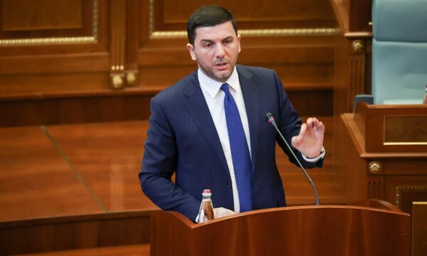 Krasniqi: Qeveria aktuale ndjen humbjen e kontrollit të pushtetit