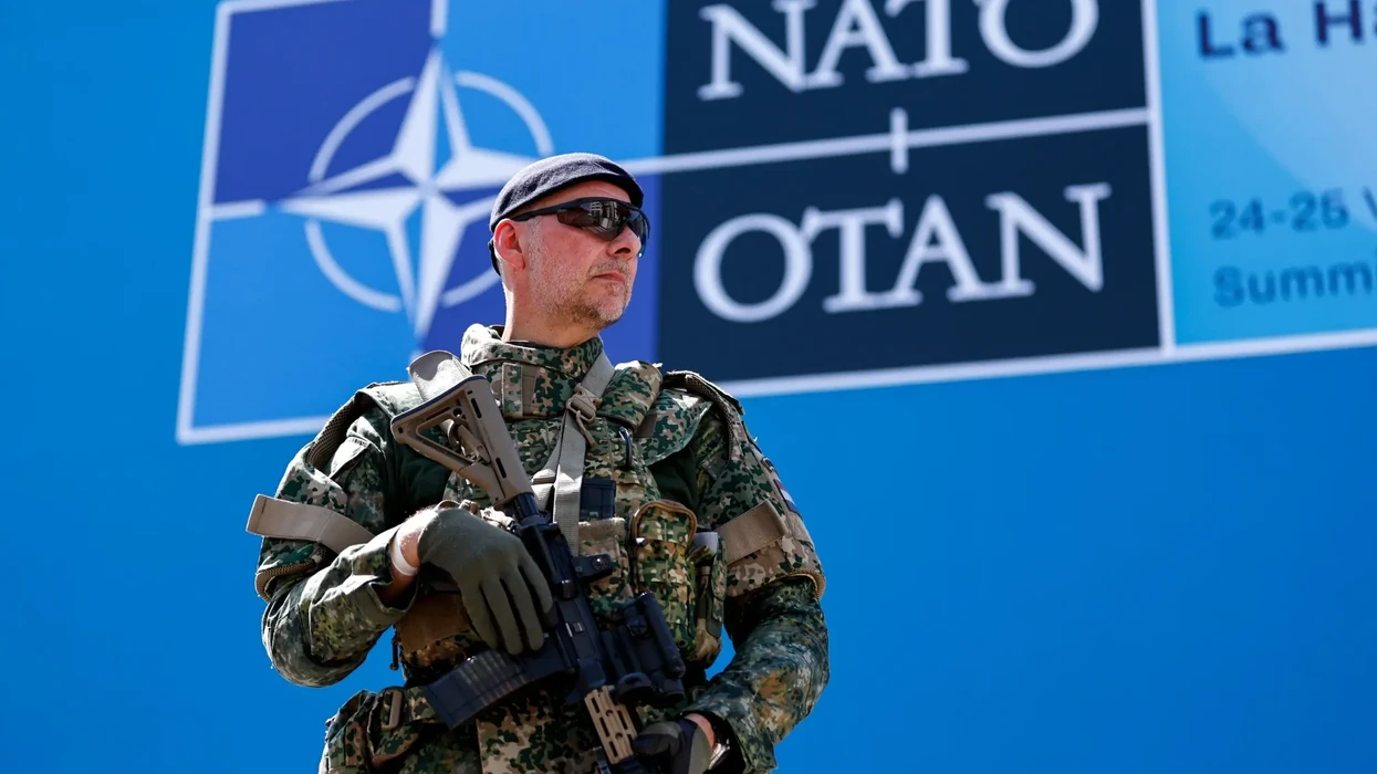 NATO rrit prodhimin e armëve, tejkalon Rusinë në sasi