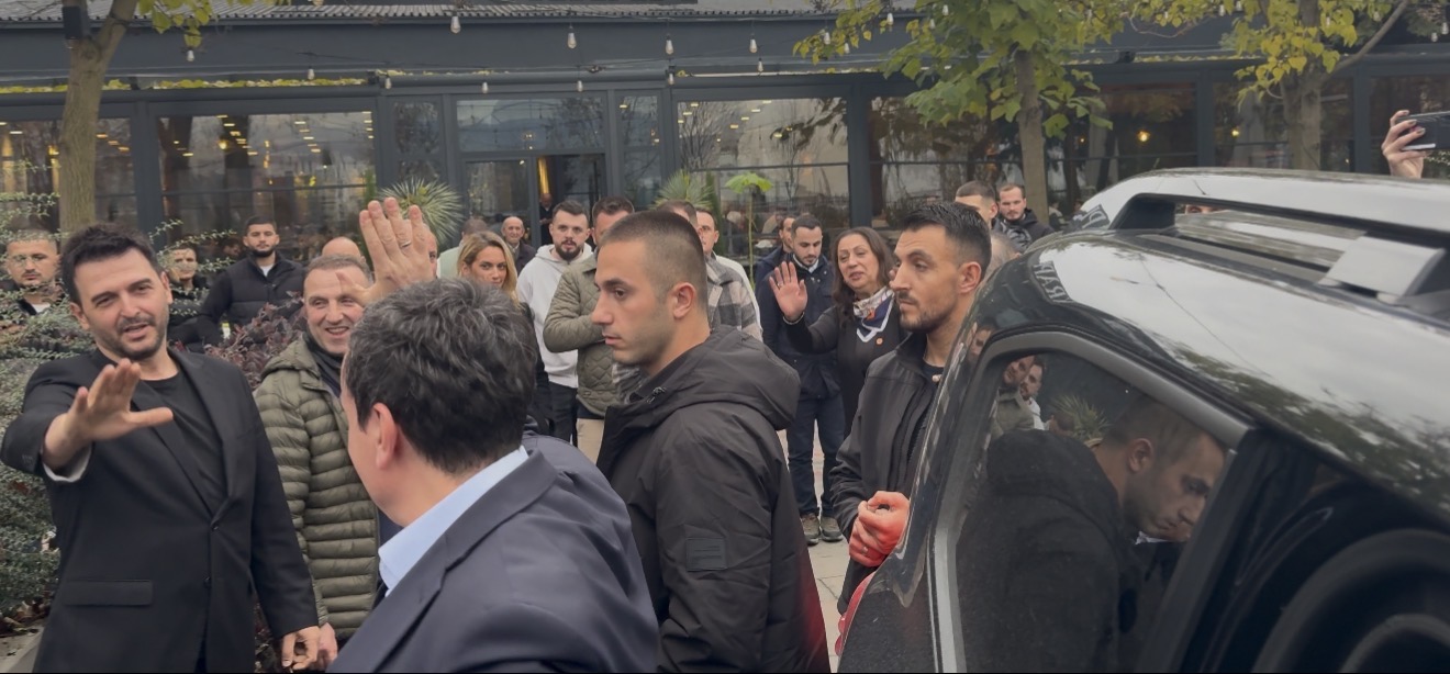 Vizita e Kurtit në Mitrovicë ngjall kritika për ndikim të mundshëm