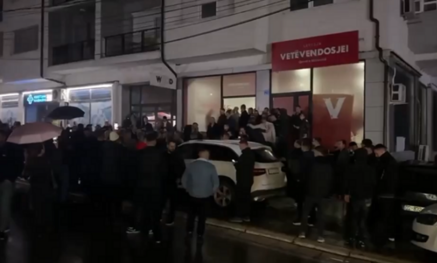 Vetëvendosje feston në Mitrovicë për suksesin e Faton Pecit