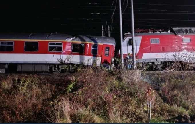 Aksident treni në Sllovaki, disa persona të plagosur