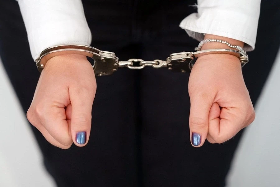 Gruaja në veri të vendit arrestohet për sulm ndaj bashkëshortit