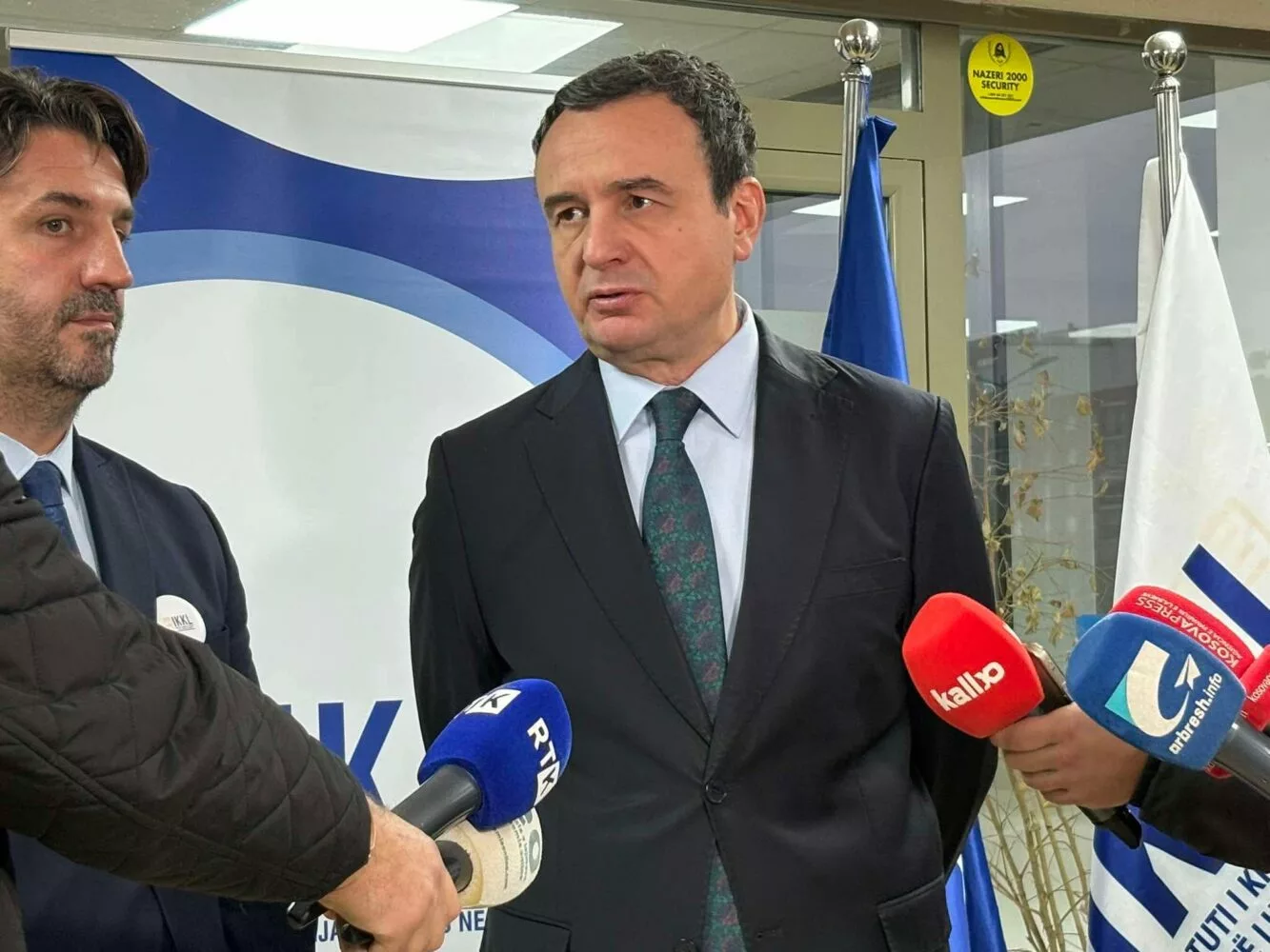 Kurti viziton Institutin e Krimeve të Luftës për arkivat serbe