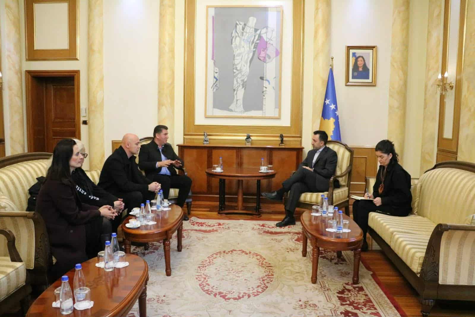 Basha zhvillon takim me sindikalistët e RTK-së dhe Radio Kosovës