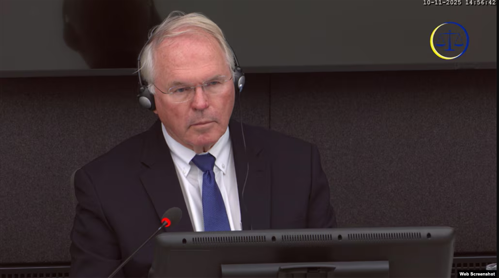 Christopher Hill mbyll ditën e parë të dëshmisë në Gjykatën e Hagës