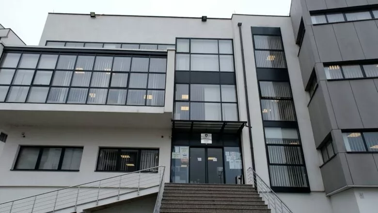 Individ akuzohet për tentativë vrasjeje në Gjakovë