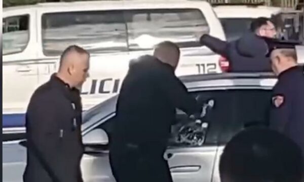 Policia ndërhyn në Rinas pas atentatit për të shpëtuar pasagjerët