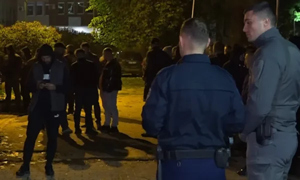 Policia Ndërhyn pas Tentativës së Qytetarëve për T’u Afruar te Qendra e Numërimit