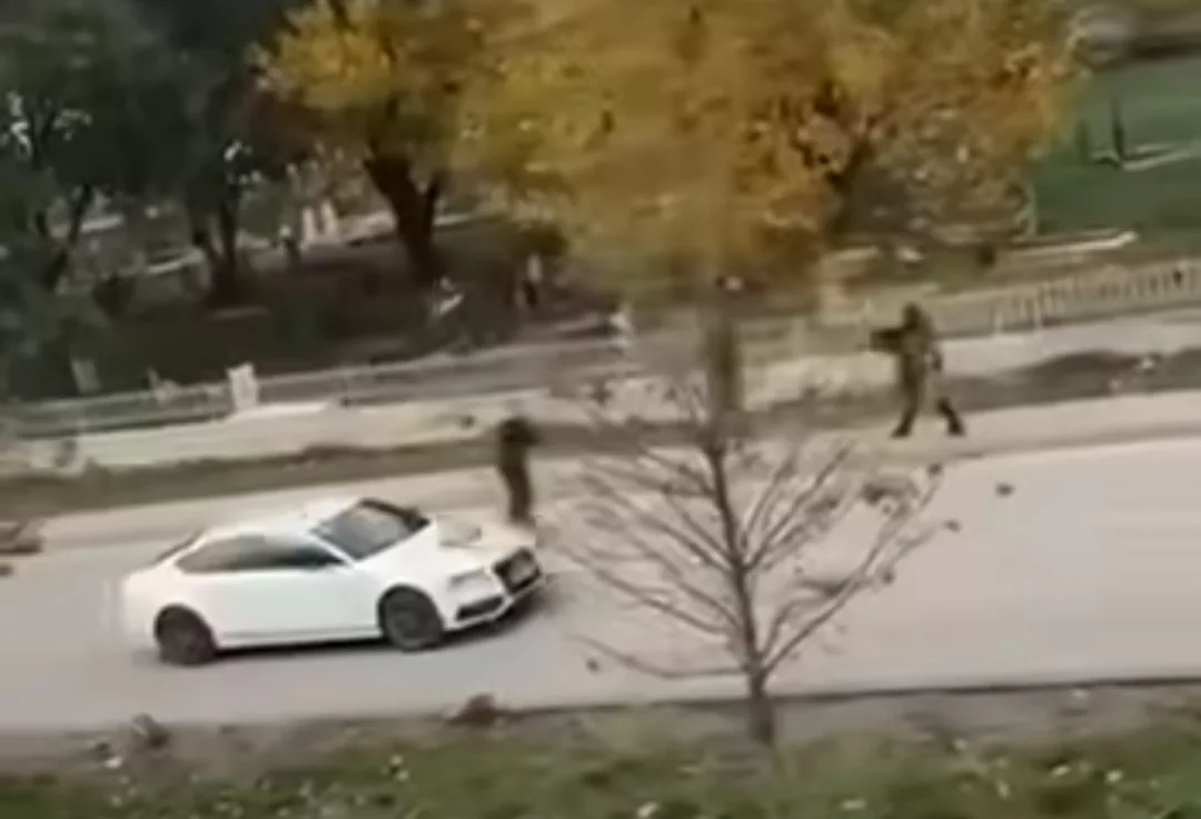 Të rinjtë në Istog filmohen teksa drejtojnë armët ndaj njëri-tjetrit