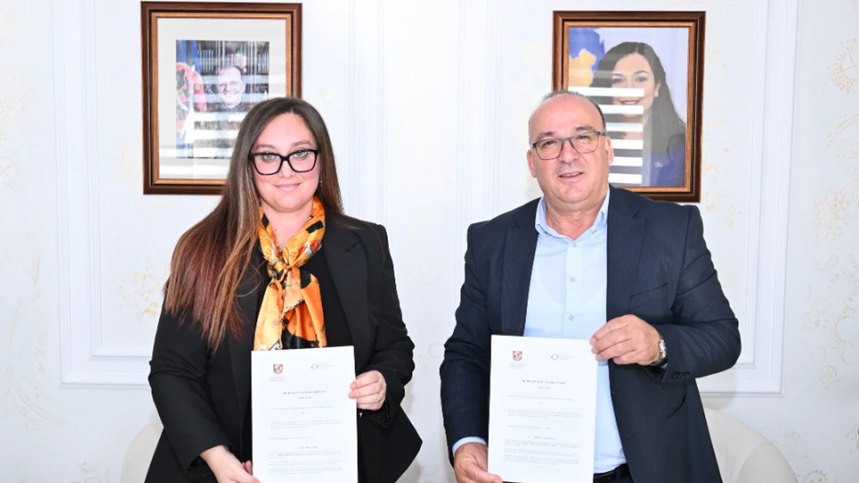 Nënshkruhet marrëveshja për projektin e edukimit medial në Podujevë