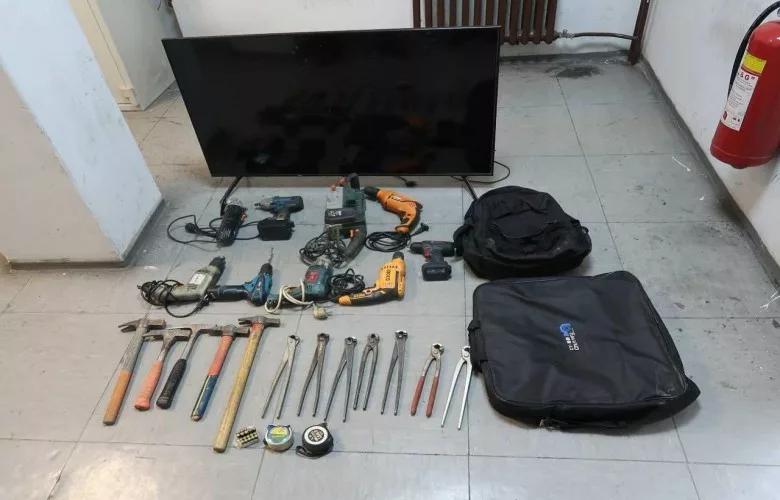 Tre persona të ndaluar në Prishtinë për vjedhje të dyshuar