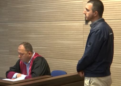 Arsimtari mohon akuzat për hedhjen e flamurit dhe plisit