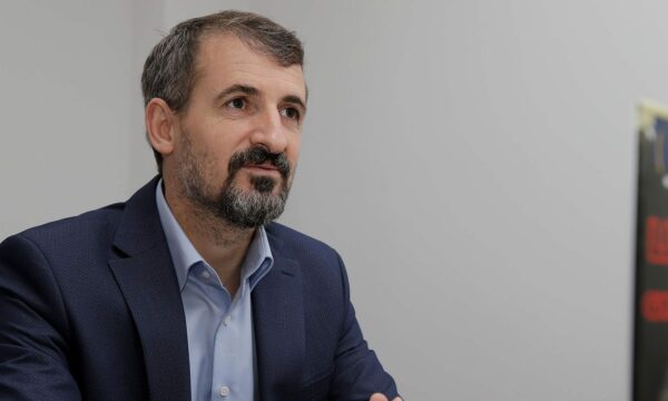 Miftaraj me ironi ndaj Rozeta Hajdarit për dëmin e shkaktuar