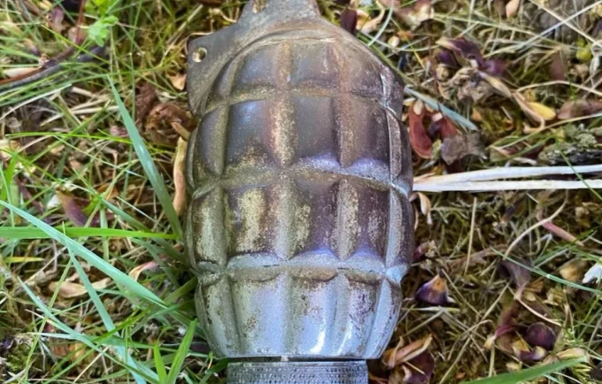 Mjet i pashpërthyer zbulohet në pyll të Suharekës