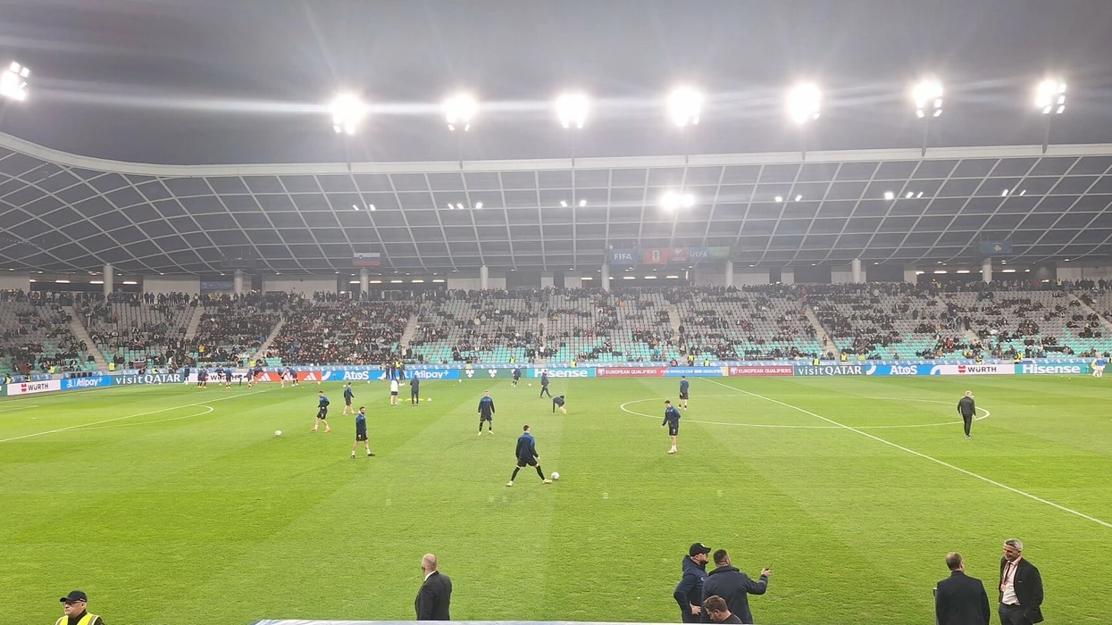 Ekipet përgatiten për ndeshjen Slloveni-Kosovë në fushë