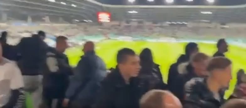 Policia sllovene ndalon flamujt kuq e zi të tifozëve kosovarë