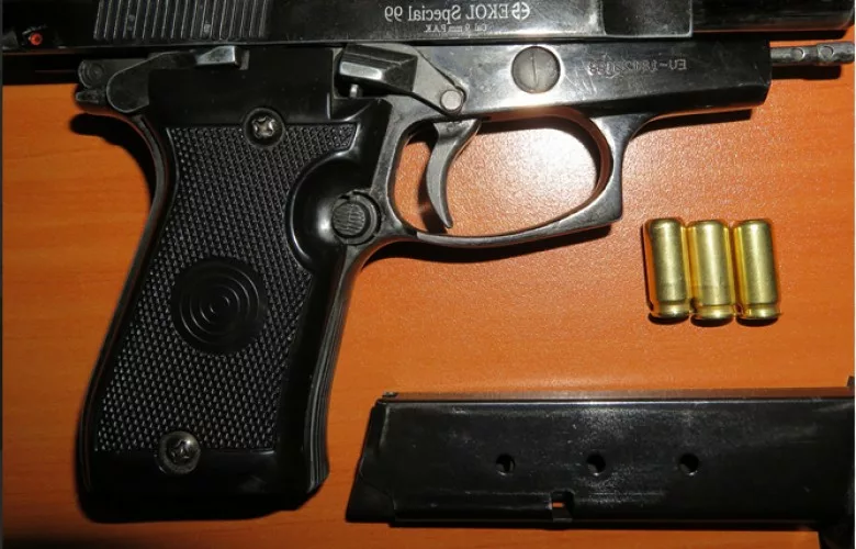 Policia në Prishtinë sekuestron armë dhe zbaton urdhëresa