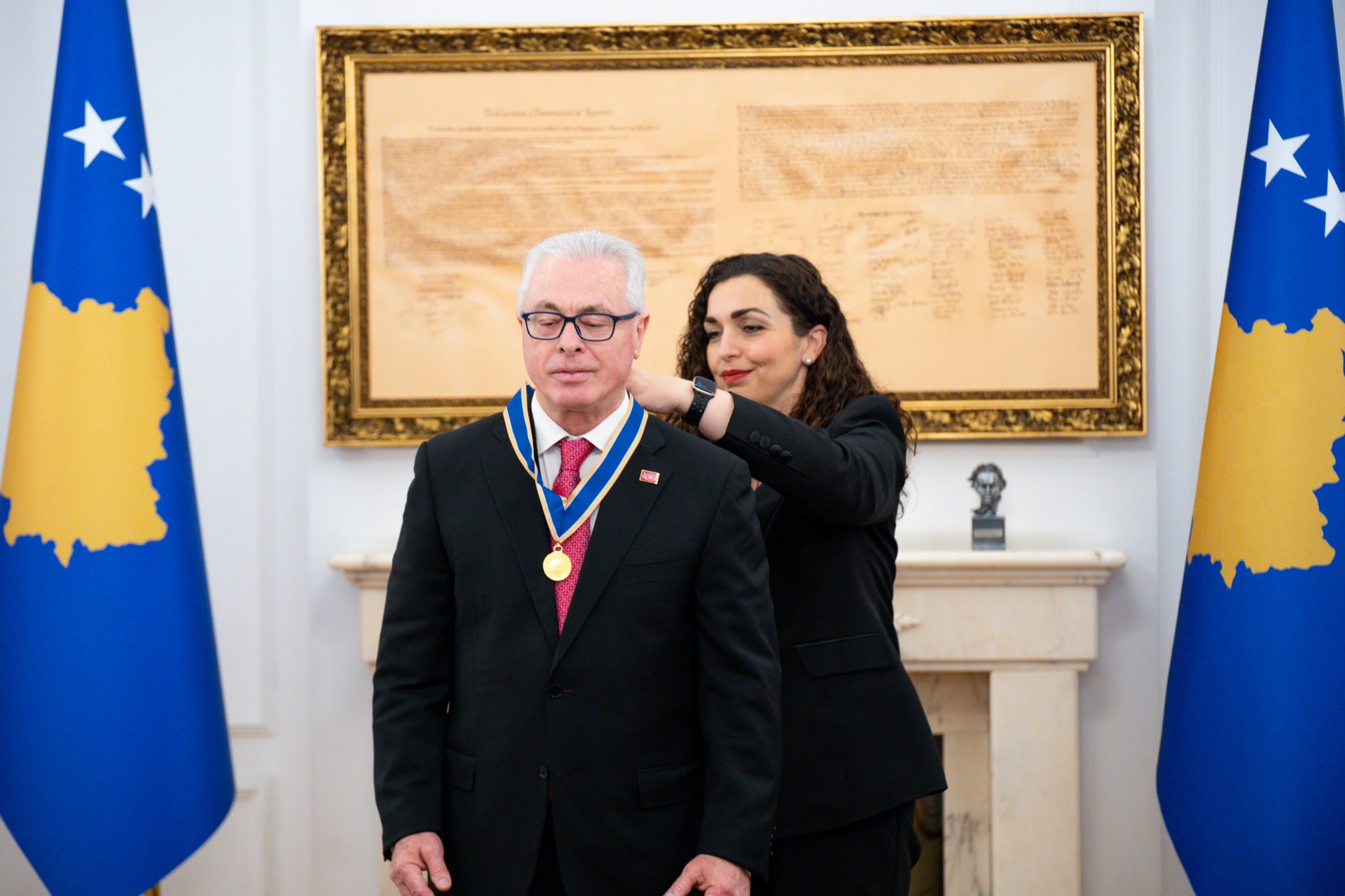 Presidentja dekoron Harry Bajraktarin me “Urdhrin e Lirisë”