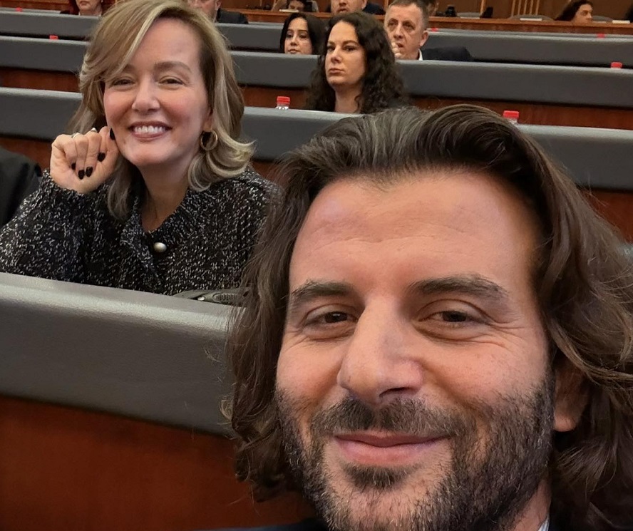 Kraki Shmang Fundin e Kuvendit, Fokusohet te Postimet Online