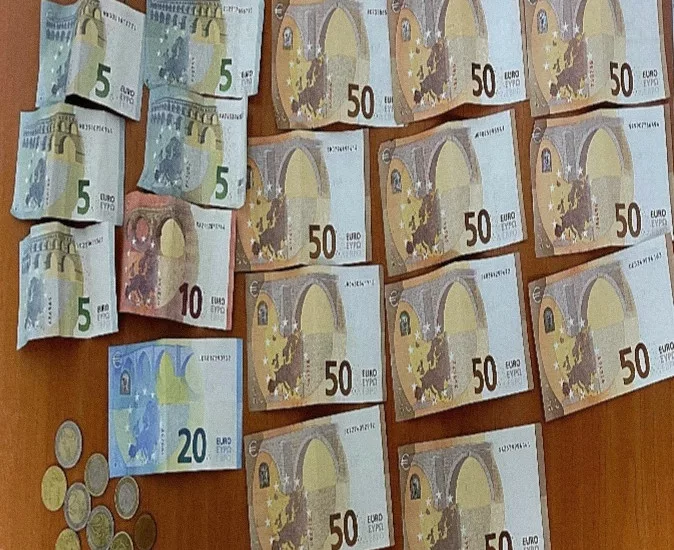 Fëmijët në Ferizaj dorëzojnë portofolin e gjetur në polici