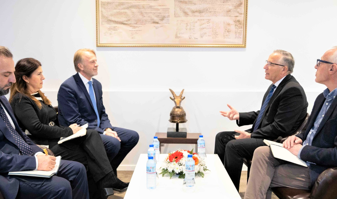 Ambasadori Orav përgëzon Hamzën për drejtimin e PDK-së