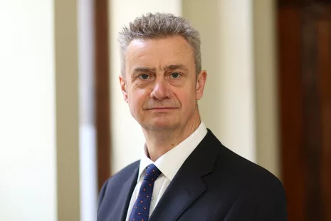 Ambasadori Hargreaves kërkon bashkëpunim mes partive në Kosovë