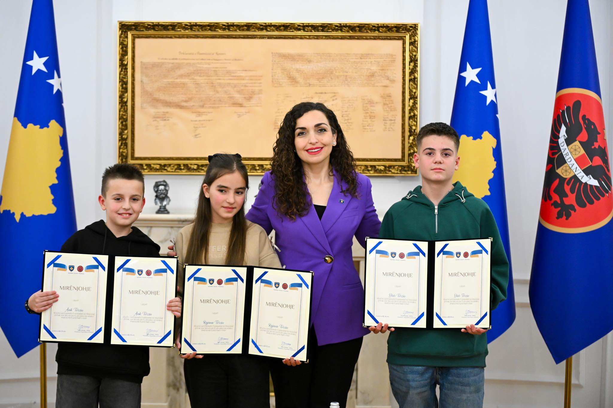 Presidentja Osmani nderon fëmijët nga Ferizaj për gjestin e tyre