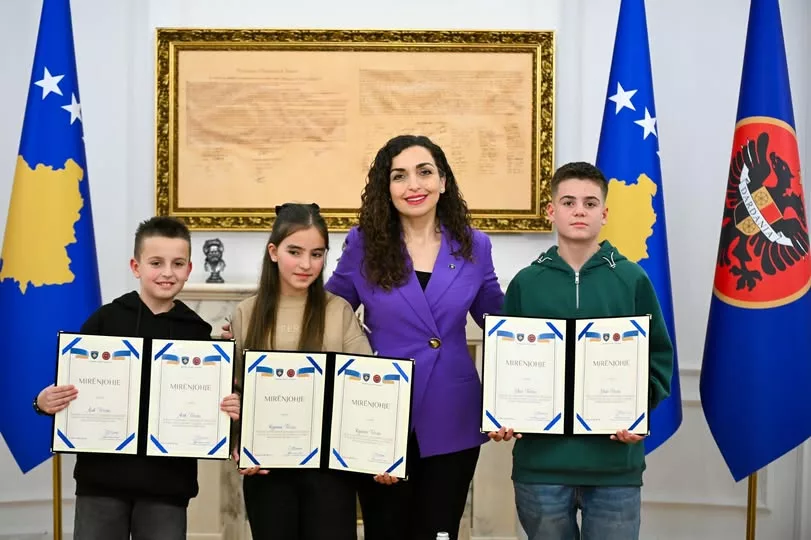 Presidentja Osmani nderon fëmijët që kthyen portofolin e gjetur