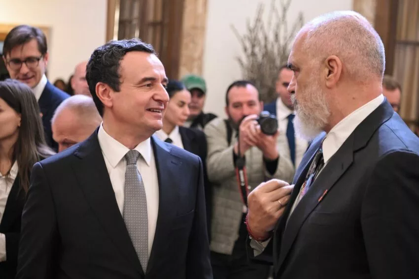 Kurti Diskuton Formimin e Qeverisë gjatë Vizitës në Shqipëri