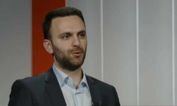 Krasniqi kritikon qeverinë Kurti për krijimin e armiqve fiktivë