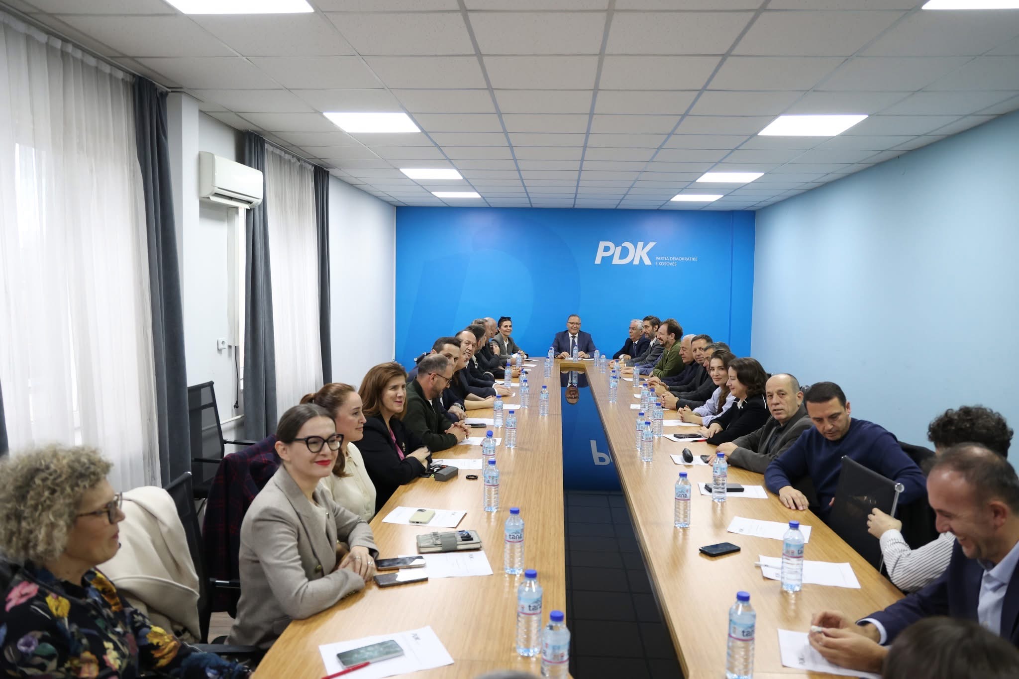 Pamje nga mbledhja e parë e PDK-së nën drejtimin e Hamzës