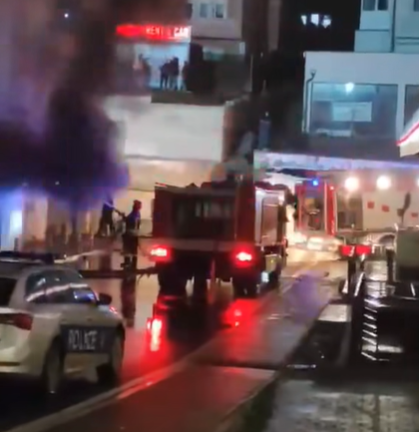 Zjarri përfshin një pjesë të “Royal Mall” në mbrëmje