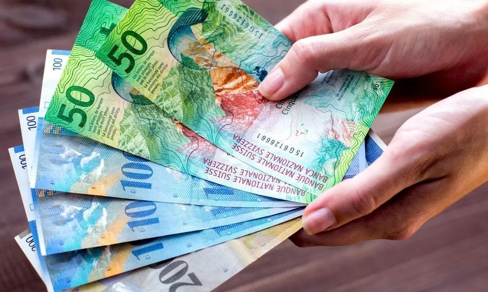 Zbulohen monedha të falsifikuara në Pejë, bllokohen 20 euro dhe 1,000 franga