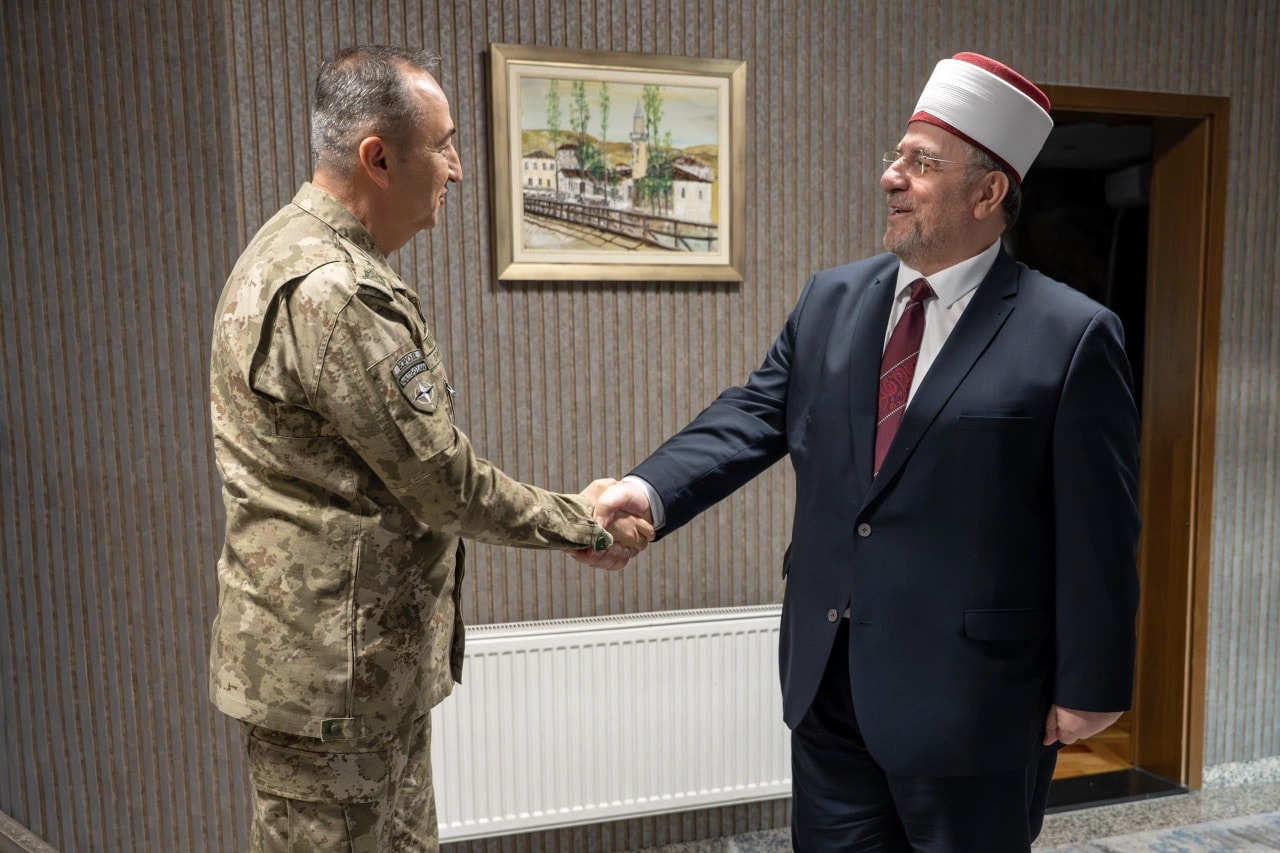 Komandanti i KFOR-it dhe Myftiu Tërnava diskutojnë sfidat sociale
