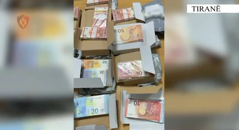 Katër persona ndalohen në Tiranë për dërgesa me euro false