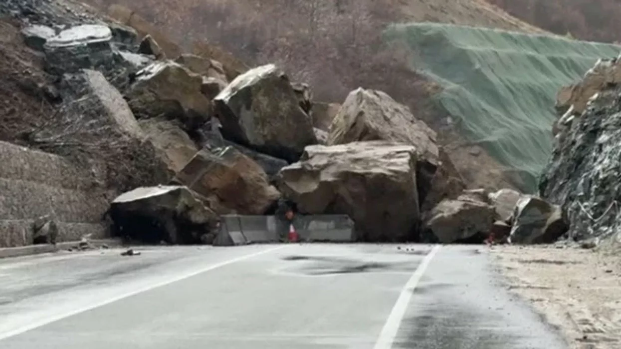 Rrëshqitje shkëmbinjsh pengon trafikun në rrugën Qukës-Qafë Plloçë