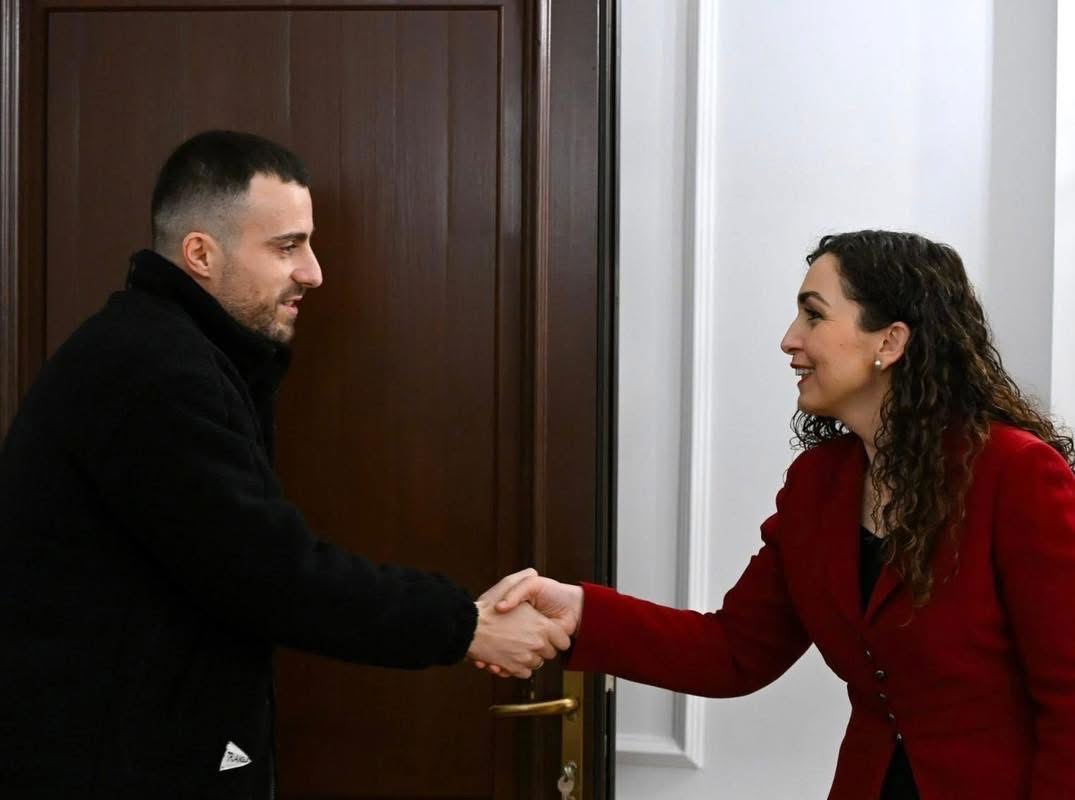 Presidentja Osmani takon Arbnor Spahiun pas lirimit nga Serbia