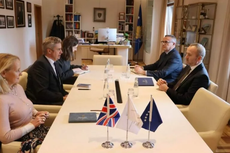 Hargreaves: Politikanët të respektojnë Kushtetutën pas 28 dhjetorit